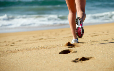 Los fisioterapeutas alertan del riesgo de correr descalzo por la playa